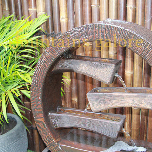 Wagon Wheel Fountain – Medium Water Feature