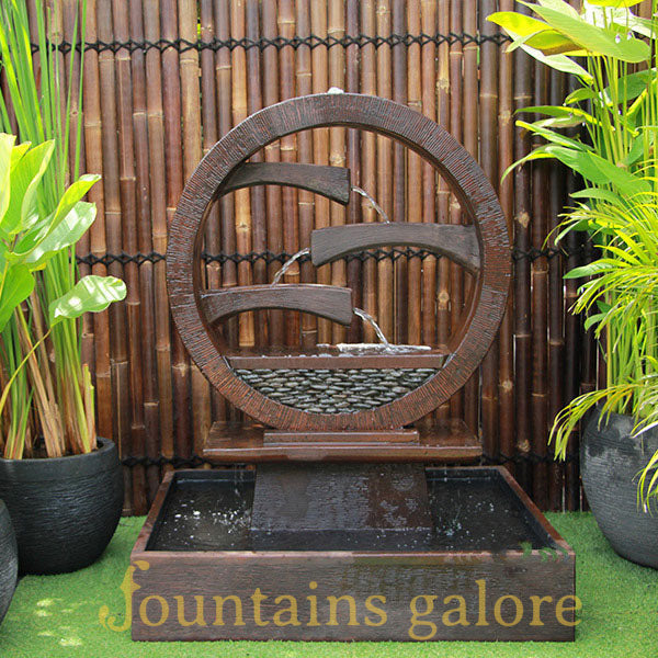 Wagon Wheel Fountain – Large Water Feature Standard (240V) Rust