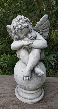 Small Reuben Statue Large Wings 